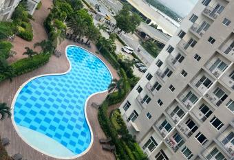 BoxOne at SouthResidences - staycation with cinematic experience has Balcony rooms