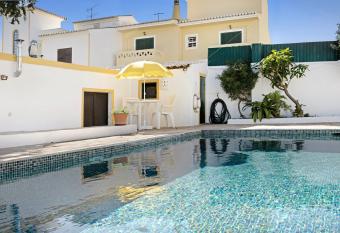 A Cerca - C allows 18 year olds to book a room