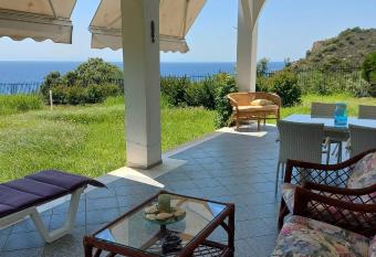 Villa Mae has Balcony rooms