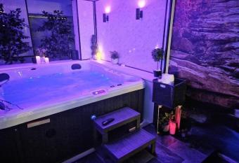 Luxury 9ine SUPER BEAUTIFUL JACUZZI APARTMENT WITH BALCONY has Balcony rooms