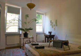 Vintage-Altbauwohnung, SmartTV & Kaffeevollautomat has Balcony rooms