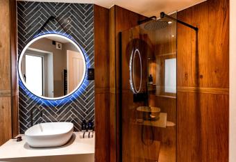 Stables Ashbourne has rooms with a private hot tub