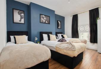 Stylish Large Duplex In Leeds - Sleeps 9 allows 18 year olds to book a room