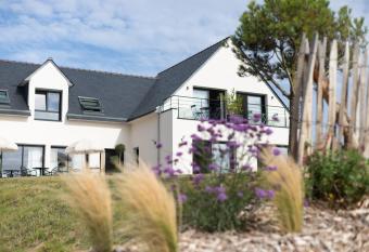 La Maison des Embruns allows 18 year olds to book a room