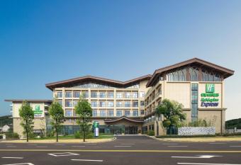 Holiday Inn Express Guiyang Qingyan, an IHG Hotel allows 18 year olds to book a room