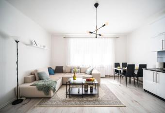 Modern 1BDR Apartment near City Center allows 18 year olds to book a room
