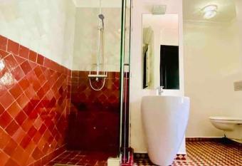 Riad Basidi has rooms with a private hot tub