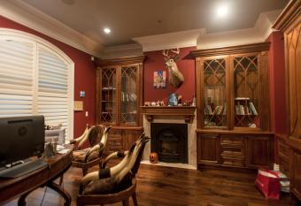 Great Ocean View House has rooms with a private hot tub