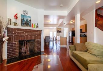 Relaxing, Spacious, Private, Walkable in Petworth! has Balcony rooms