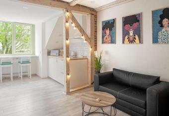 SELF CHECK-IN old town STUDIO allows 18 year olds to book a room