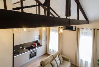 PREMIUM APARTMENT LA LATINA 1. allows 18 year olds to book a room