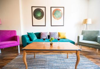 Colorful 1BDR Apartment few steps from City Center allows 18 year olds to book a room