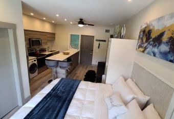 Cozy lakeside condo, top floor, lakeview, EV option allows 18 year olds to book a room