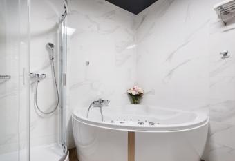 Hotel Apis has rooms with a private hot tub