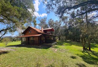 Pousada Caminho do Lago has rooms with a private hot tub