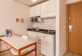 Studio em andar alto no centro de Alphaville allows 18 year olds to book a room