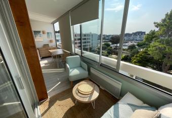 Appartement de standing, vue sur port de plaisance has Balcony rooms