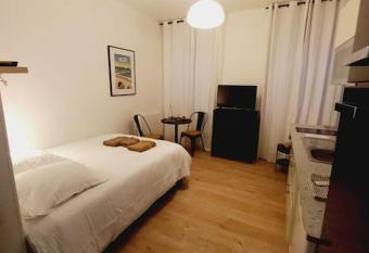 Le 29 cuty, wifi,    3min de la gare sncf allows 18 year olds to book a room