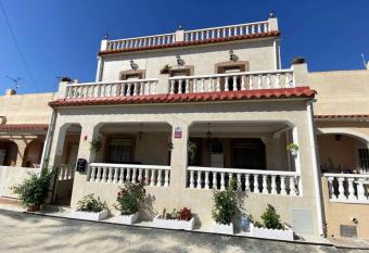 La Marina Urb, Beautiful 4 bedroom House, Alicante, San Fulgencio, Spain allows 18 year olds to book a room