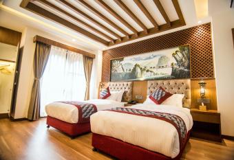 Everest Boutique Hotel has rooms with a private hot tub