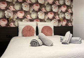 Le 101 ISAHORA du groupe Isahora-location com allows 18 year olds to book a room