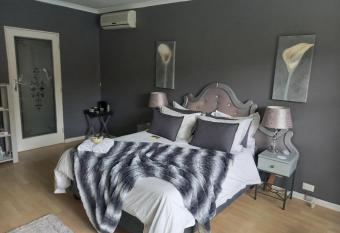 Serene Double Room with private bathroom allows 18 year olds to book a room