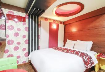 Couple Motel has rooms with a private hot tub