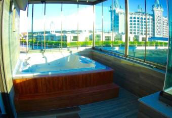 Villa Annab  ll has rooms with a private hot tub