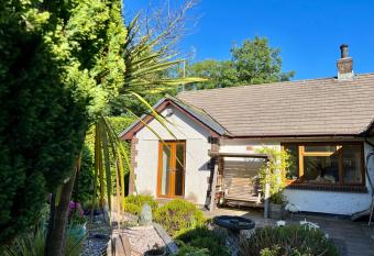 Coastal garden annex with log fire & summer house has Balcony rooms
