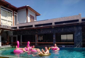 Billabong Hostel allows 18 year olds to book a room