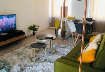 LE DUPLEX ESTHER WIFI PARKING GRATUIT Toute la rue allows 18 year olds to book a room