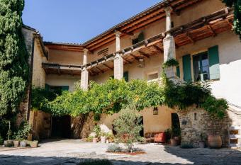 Maison 1643 allows 18 year olds to book a room