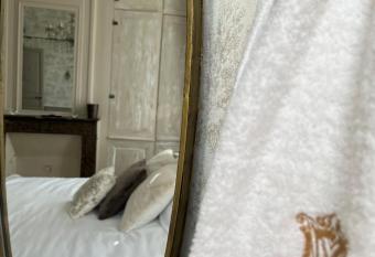 Aux remparts de Montreuil allows 18 year olds to book a room