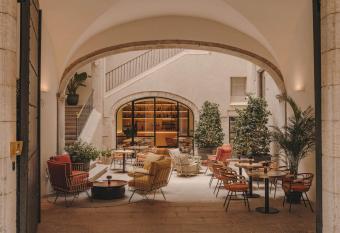 Hotel Palau Fugit has Balcony rooms