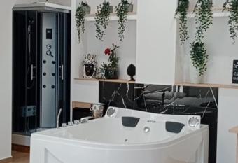 Catania Station Luxury Suite has rooms with a private hot tub