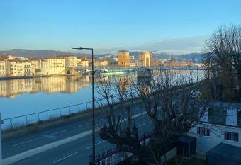 Appartement avec superbe vue sur le Rh  ne allows 18 year olds to book a room