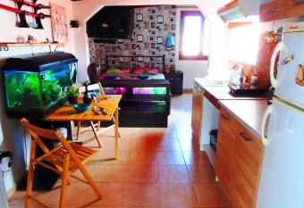 Arrival/Departure one night Studio near the Airport allows 18 year olds to book a room