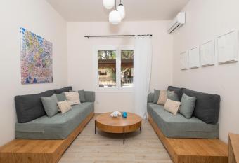 Camara Luxury Apartments (Deluxe Apartment) has Balcony rooms