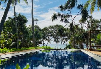 Sanjis The Seaside Cabanas has Balcony rooms