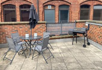 Central Leeds townhouse with private roof garden Sleeps 4 has Balcony rooms
