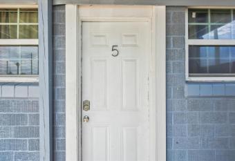 Coastal Cottages by Ryson Vacation Rentals has Balcony rooms