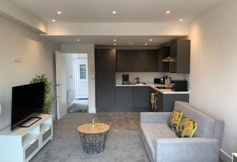 Cosy Studio Flat - Near City Centre allows 18 year olds to book a room