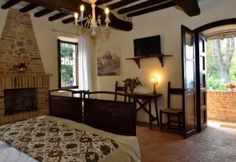 Antico Borgo Di Tabiano Castello - Relais de Charme has rooms with a private hot tub
