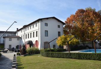 Settecento Hotel has rooms with a private hot tub