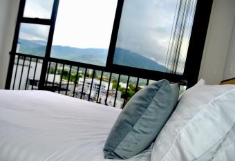 Grandiosa vista y al lado del centro comercial Portal del Quind  o allows 18 year olds to book a room