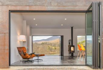 Modern Glass Bungalow with the best views in Asheville- 3 night minimum stay allows 18 year olds to book a room