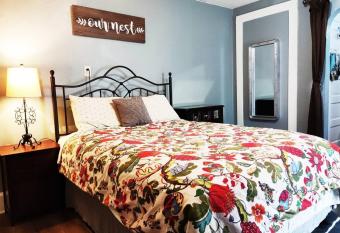 Private Studio-Less than 3 miles to Downtown Indianapolis allows 18 year olds to book a room