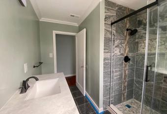 Modern 4 Bed Bungalow San Leandro-Oakland Airport WasherDryer Ideal for Long Term Stay allows 18 year olds to book a room