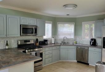 Oasis 1 North Medford, Roxanne Hiking and Winery has Balcony rooms