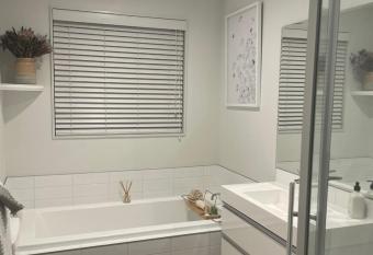 W  naka Mountain Home has rooms with a private hot tub